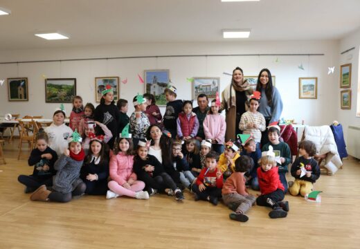 Unha trintena de nenos e nenas de Lousame participan no Leisure Activities in English, impartido polas voluntarias europeas